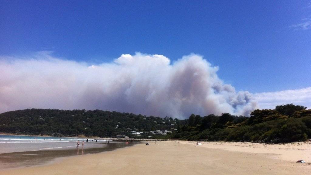 Entlang der Great Ocean Road im australischen Bundesstaat Victoria steigt Rauch auf. Buschbrände haben mehrere Häuser zerstört und die Bewohner mehrerer Orte in die Flucht getrieben.