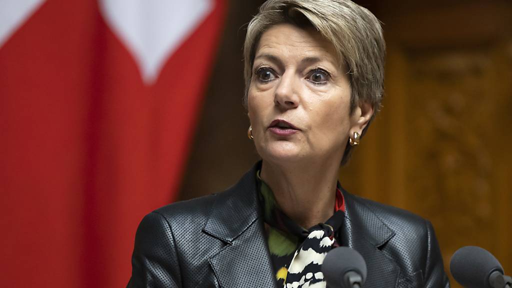 Finanzministerin Karin Keller-Sutter hat sich am Freitag in Paris mit ihrem französischen Amtskollegen Bruno Le Maire in Paris zur globalen wirtschafts- und finanzpolitischen Lage ausgetauscht. (Archivbild)