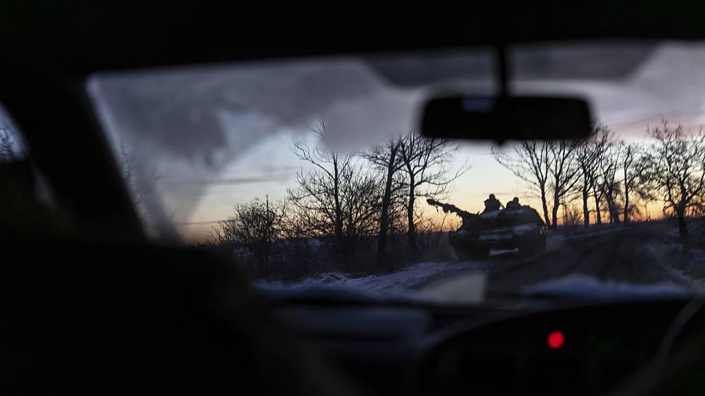 Ein ukrainischer Panzer fährt in der Nähe von Bachmut in der Region Donezk in der Ukraine auf die Frontlinie zu. Foto: Alex Babenko/AP/dpa