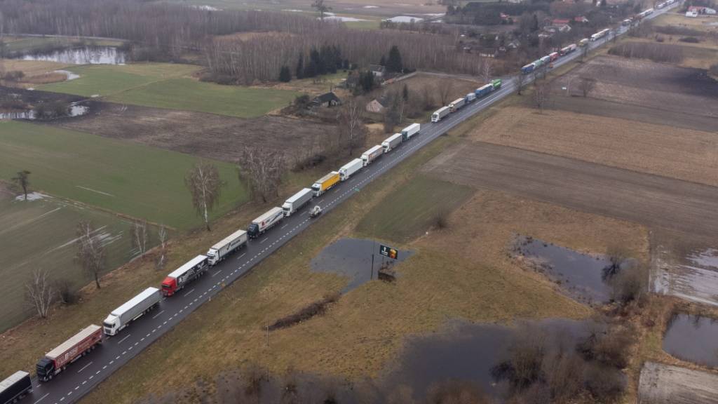 Auf der polnischen Seite des Grenzübergangs Medyka zur Ukraine standen am Samstagnachmittag Lastwagen in einem 42 Kilometer langen Stau.