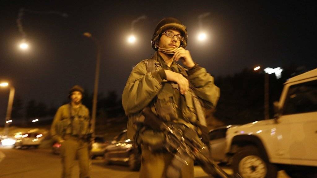 Israelische Soldaten suchen nach dem Attentäter, der am Sonntagabend eine israelische Siedlerin angegriffen hat.