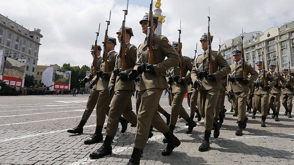Polnische Soldaten bei einer Militärparade in Georgien. Eine neue Bürgerwehr mit 35'000 Mann soll Polen bei einer allfälligen russischen Invasion verteidigen. (Archivbild)