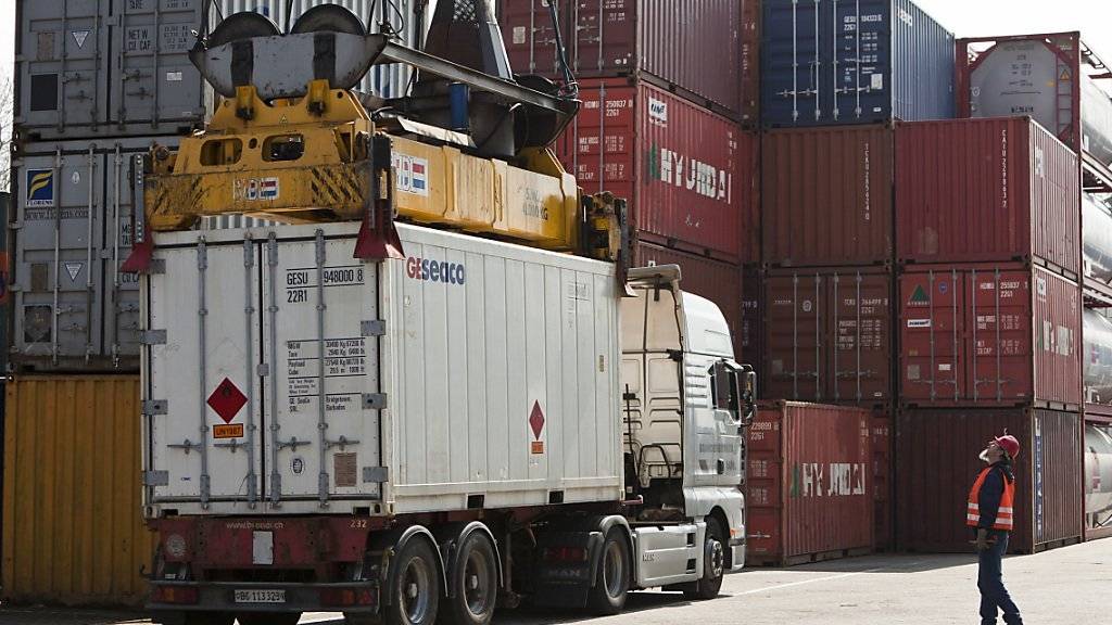 Die Zürcher Kantonalbank erwartet, dass der Brexit die Exportdynamik schwächen wird. Hafen Kleinhüningen bei Basel, wo ein Kran einen Container verlädt.