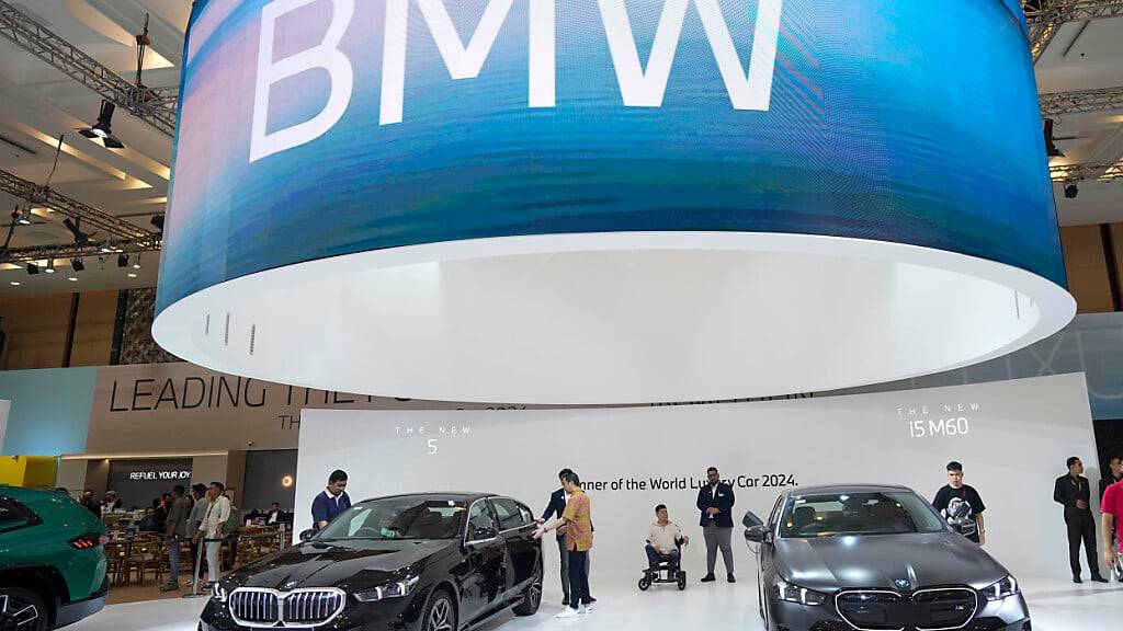 Der Autobauer BMW hat seine Absatz- und Gewinnerwartungen für das laufende Jahr gesenkt. Grund seien Rückrufe, Auslieferungssperren wegen Problemen bei Zulieferteilen und schwache Verkaufszahlen in China. (Archivbild)