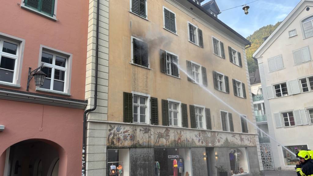 Am Dienstagabend brach in der Churer Altstadt ein Brand aus. Die betroffene Wohnung wurde vollständig zerstört.