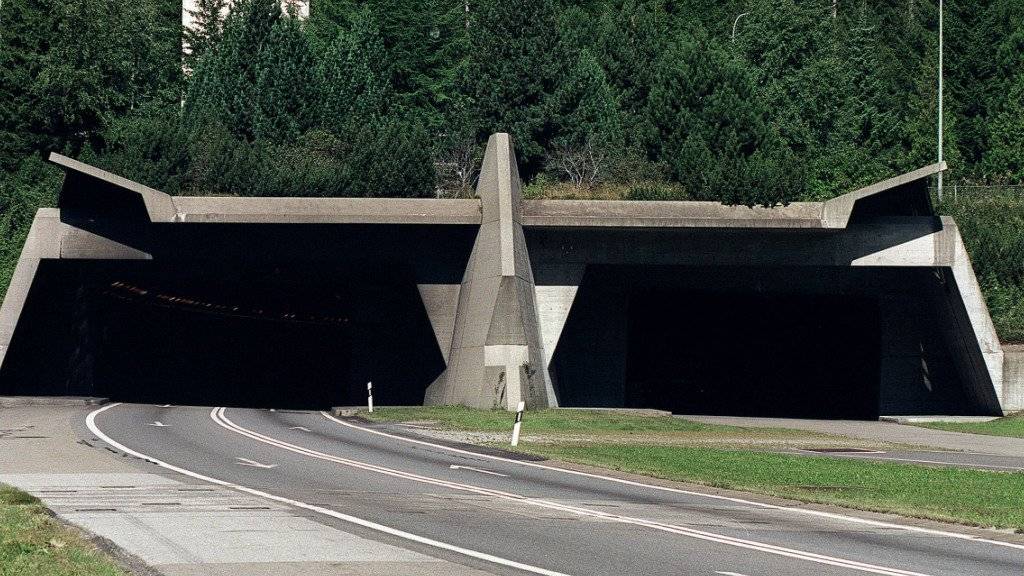 Das Südportal des Gotthard-Strassentunnels. Die Gemeinde Airolo möchte den Tunnel mit dem Ausbruchmaterial für die zweite Tunnelröhre verlängern oder überdachen. (Archivbild)