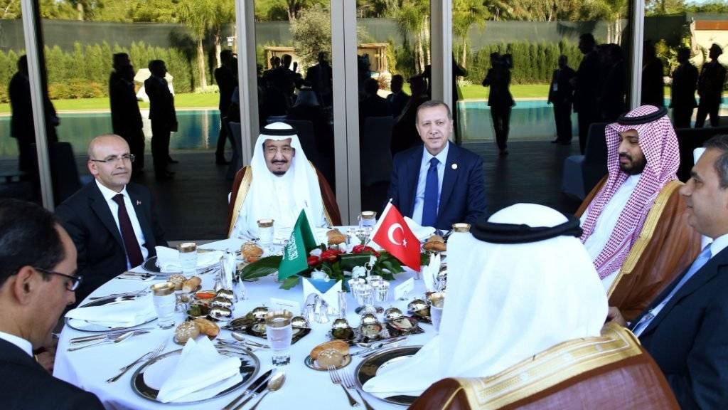 Der türkische Präsident Erdogan vor dem G20-Gipfel mit Gästen aus Saudi-Arabien, unter anderen König Salman.