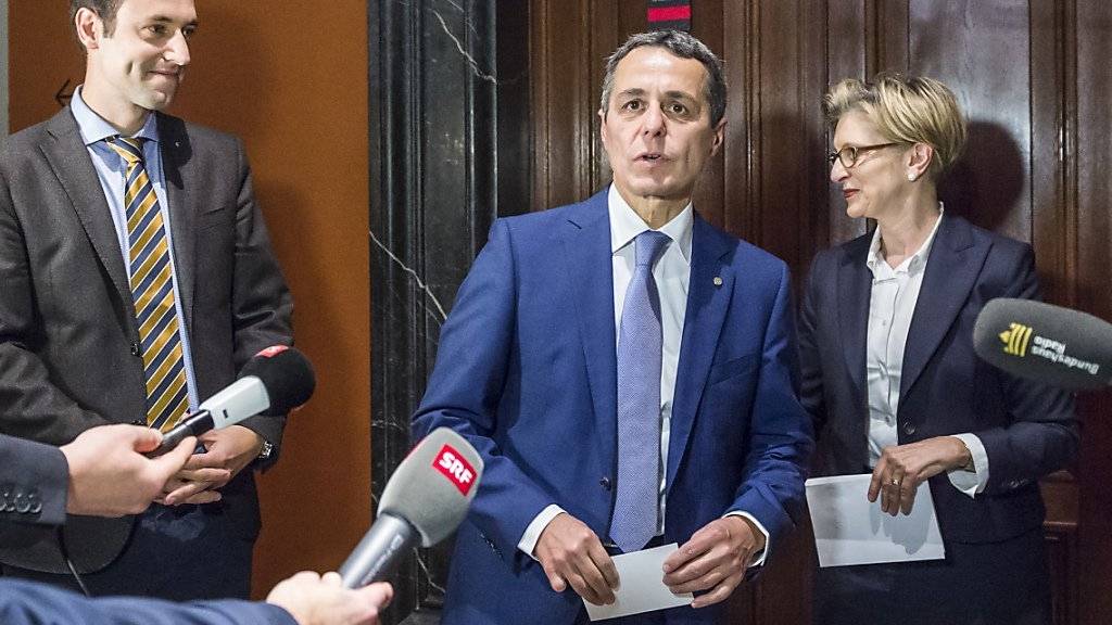 Der neue FDP-Fraktionschef Ignazio Cassis (mitte) mit seiner Vorgängerin Gabi Huber und dem unterlegenen Christian Wasserfallen.