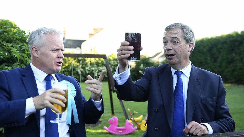 Können nicht auf den Sieg anstossen: Der Chef der britischen Brexit-Partei, Nigel Farage (Rechts), und Parlamentskandidat Mike Greene.