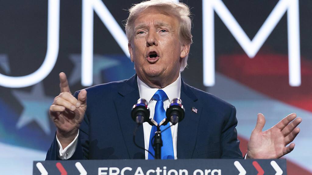 Der ehemalige US-Präsident Donald Trump gab erstmals seit dem Ende seiner Amtszeit ein Interview im Fernsehen - beim US-amerikanischen Sender NBC. Foto: Jose Luis Magana/AP/dpa