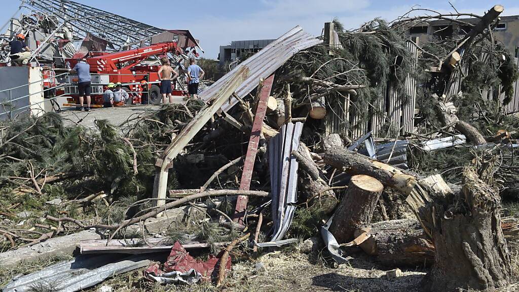 Feuerwehrleute beseitigen Trümmer nach dem verheerenden Tornado im Südosten Tschechiens. Foto: ?álek Václav/CTK/dpa
