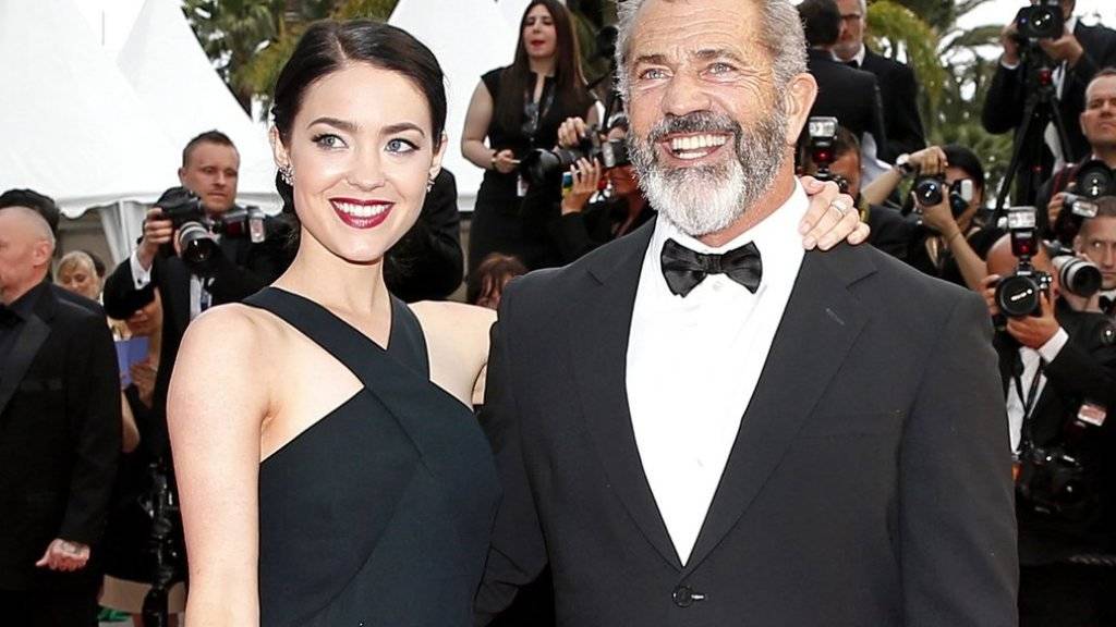 Mel Gibson (rechts) und seine Freundin Rosalind Ross, hier am diesjährigen Filmfestival in Cannes, werden zusammen erstmals Eltern. Gibson hat bereits acht weitere Kinder. (Archiv)