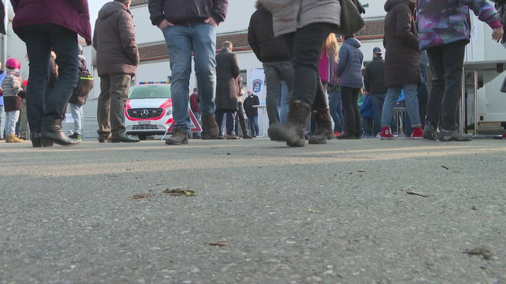 Birmenstorfer Bevölkerung besichtigt Asylunterkunft und trifft auf Regierungsrat Gallati