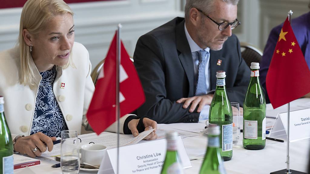 Nach fünf Jahren Sendepause nahmen die Schweiz und China den Menschenrechtsdialog wieder auf: Christine Loew, die stellvertretende Leiterin der Abteilung Frieden und Menschenrechte im EDA (links) und Botschafter Daniel Freihofer bei den Gesprächen.