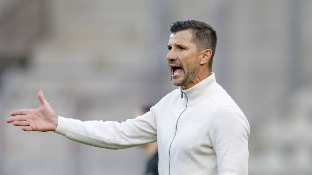 Lausanne-Ouchys Trainer Dalibor Stevanovic dirigiert seine Schützlinge. (Archivbild)