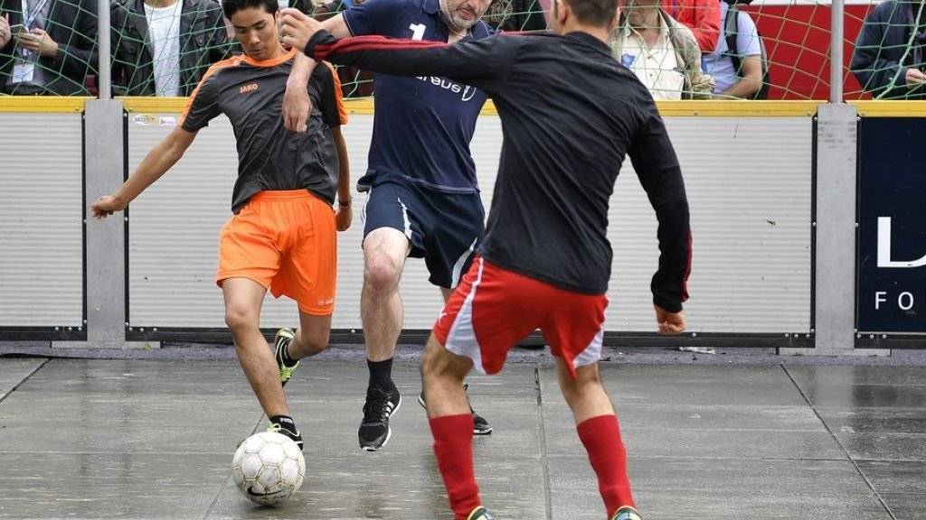 Der ehemalige Schweizer Fussball-Nationalspieler Stephane Chapuisat spielt mit Flüchtlingen auf dem Bundesplatz in Bern.