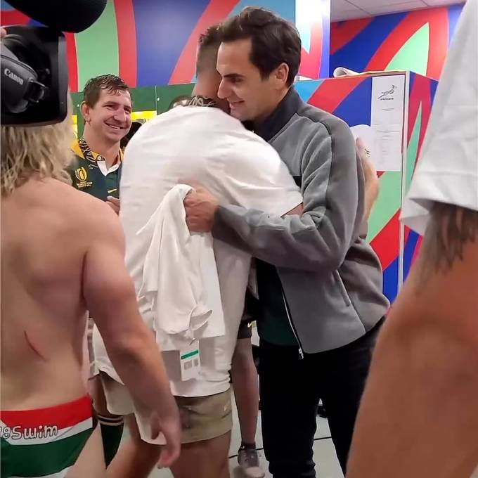 Roger Federer besucht die «Springboks» in der Kabine