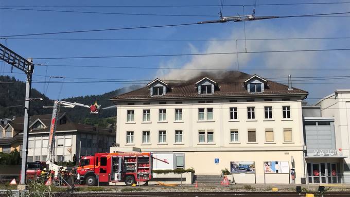 Der Dachstock von Manor brannte