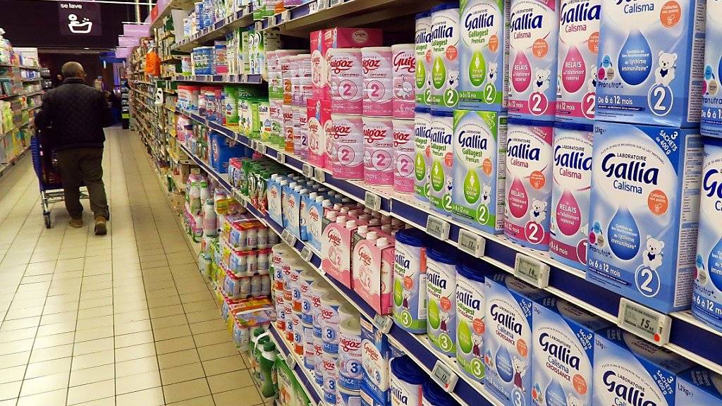 Nach der Erkrankung von über 30 Babys rief der französische Molkereikonzern Lactalis weltweit tauende Tonnen Babymilch zurück. (Symbolbild)