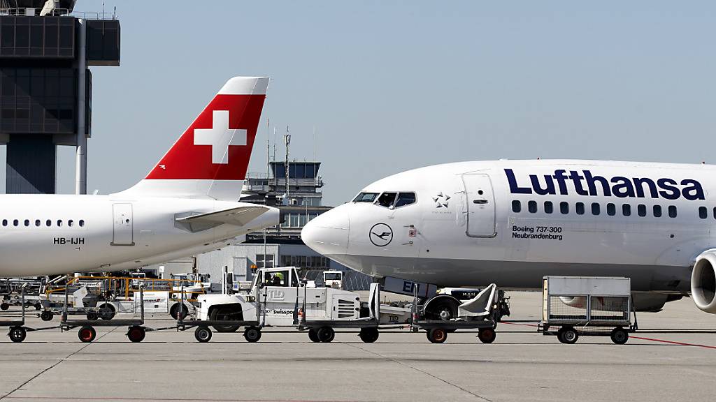 Die Lufthansa-Gruppe verschärft auf Flügen von und nach Deutschland die Maskenpflichten. Neu müssen Passagiere und Crewmitglieder entweder eine OP-Maske oder eine FFP2-Maske tragen.(Archivbild)