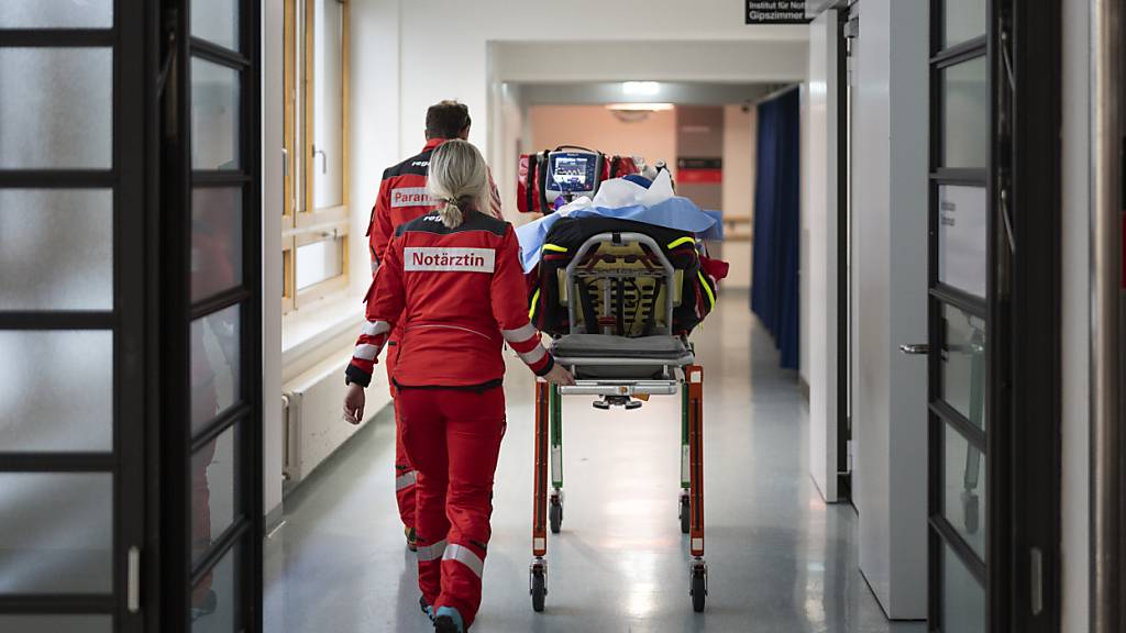 Wer auf der Liste der säumigen Prämienzahlenden landet, dem werden nur noch Notfallbehandlungen vergütet. (Symbolbild)