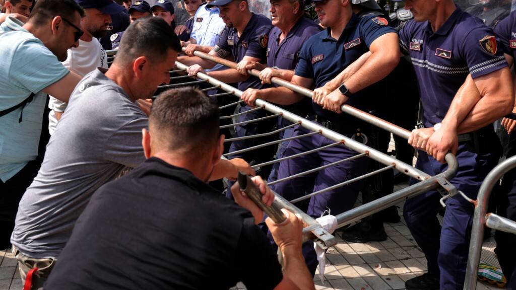 dpatopbilder - Demonstranten versuchen in Tirana, eine Barrikade zu entfernen. Foto: Hameraldi Agolli/AP/dpa