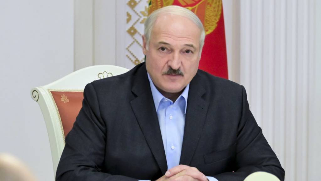 Alexander Lukaschenko, Präsident von Belarus, nimmt während der andauernden Proteste der Demokratiebewegung an einem Treffen mit dem nationalen Sicherheitsrat teil.