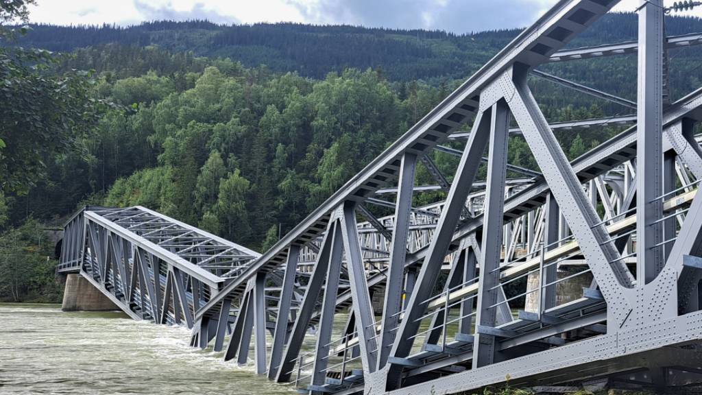 Die Eisenbahnbr ̧cke  ̧ber den GudbrandsdalslÂgen ist eingest ̧rzt. Foto: Lars Skjeggestad Kleven/NTB/dpa