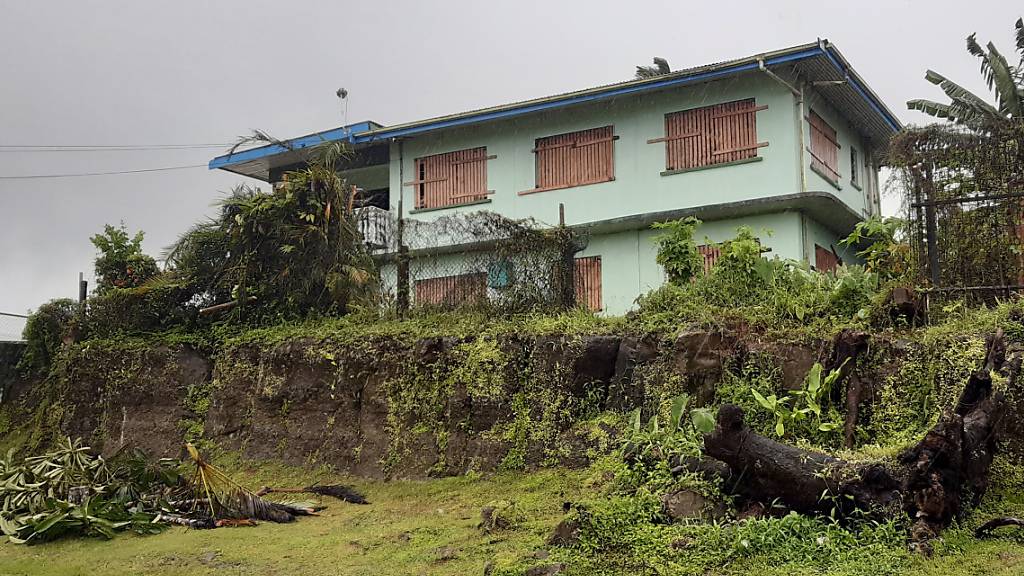 Die Fensterläden eines Hauses sind in Vorbereitung auf den Zyklon Yasa im Stadtteil Tamavua in Suva geschlossen. Der gewaltige Zyklon Yasa wird voraussichtlich in der Nacht zum Freitag das Inselparadies Fidschi im Südpazifik treffen. Foto: Aileen Torres-Bennett/AP/dpa