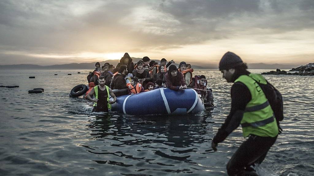 Tod auf dem Schlauchboot: Italienische Küstenwache birgt Flüchtlinge im Mittelmeer. (Archivbild)