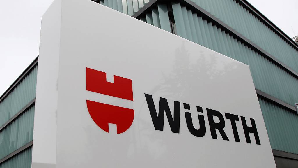 Das Logo der Handelsgruppe Würth am Hauptgebäude in Chur. Die Würth-Gruppe hat nach vorläufigen Berechnungen mit 1,2 Milliarden Euro 55 Prozent mehr verdient, als im Vorjahr. (Archivbild)