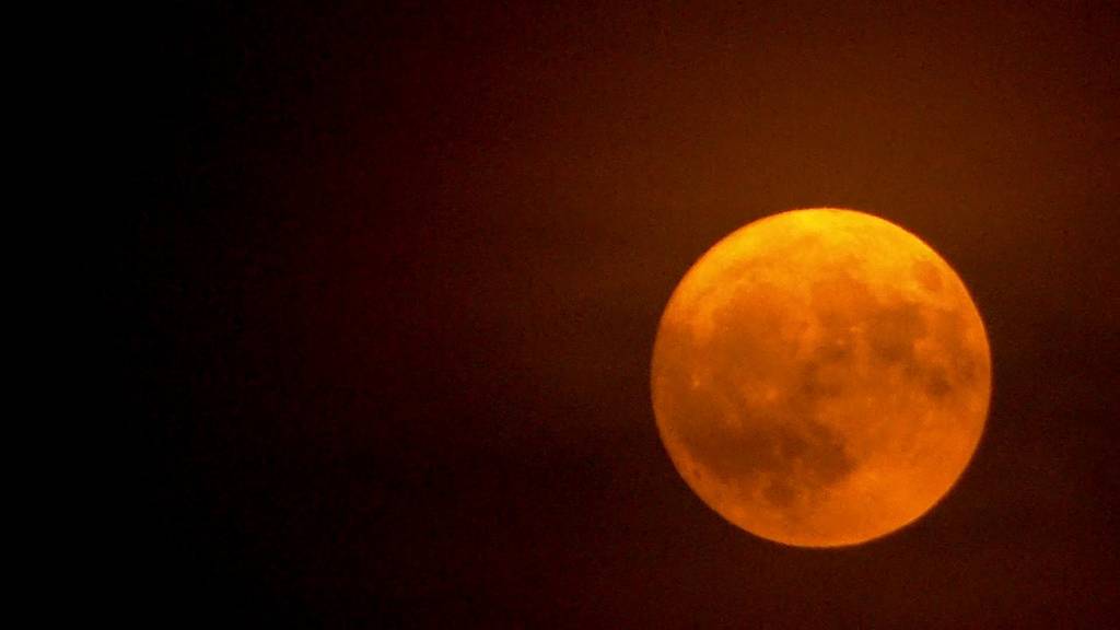 Erdbeermond leuchtet eindrücklich am Nachthimmel