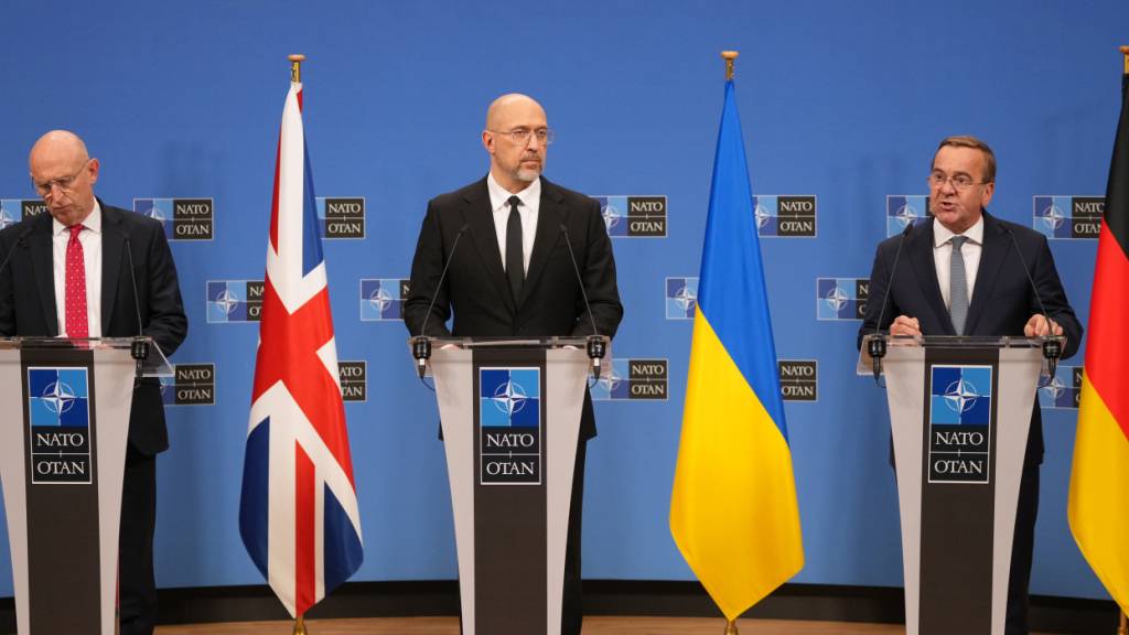 Der britische Verteidigungsminister John Healey (l-r), der ukrainische Verteidigungsminister Denys Schmyhal und der deutsche Verteidigungsminister Boris Pistorius sprechen bei einer Pressekonferenz. Foto: Virginia Mayo/AP/dpa