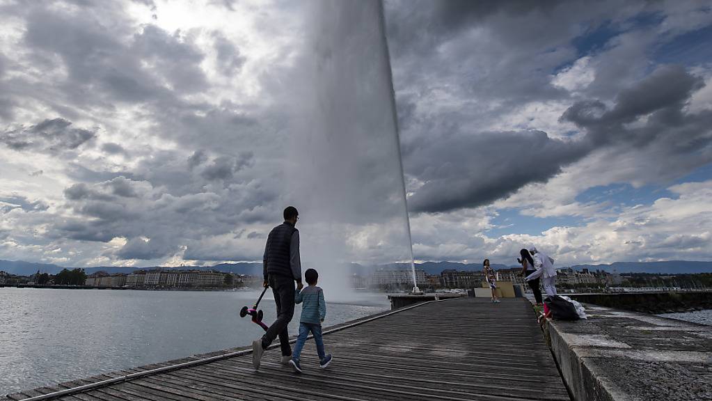 Der Springbrunnen Jet d'eau im Genfer Seebecken ist ein Wahrzeichen der Stadt.