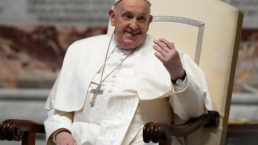 Papst Franziskus gestikuliert vor einer Messe im Petersdom. Foto: Alessandra Tarantino/AP/dpa