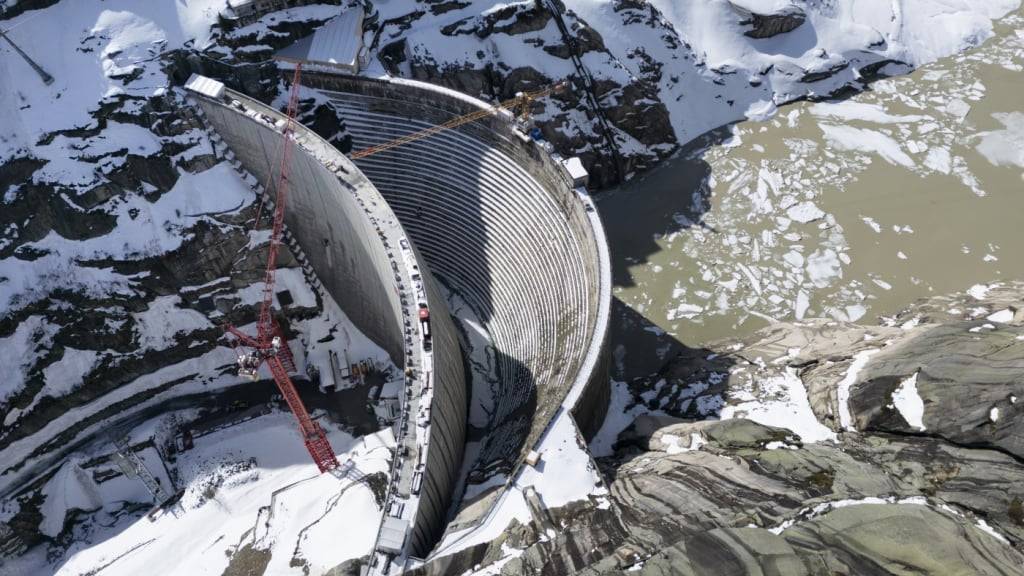 Die neue und die alte Staumauer Spitallamm am Grimselsee. Die alte Mauer wird nicht zurückgebaut, sondern geflutet.