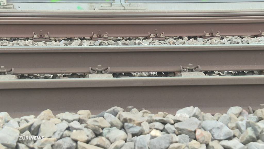 Gefährliche Aktionen: Jugendliche legen in Aarau Betonplatten auf die Gleise