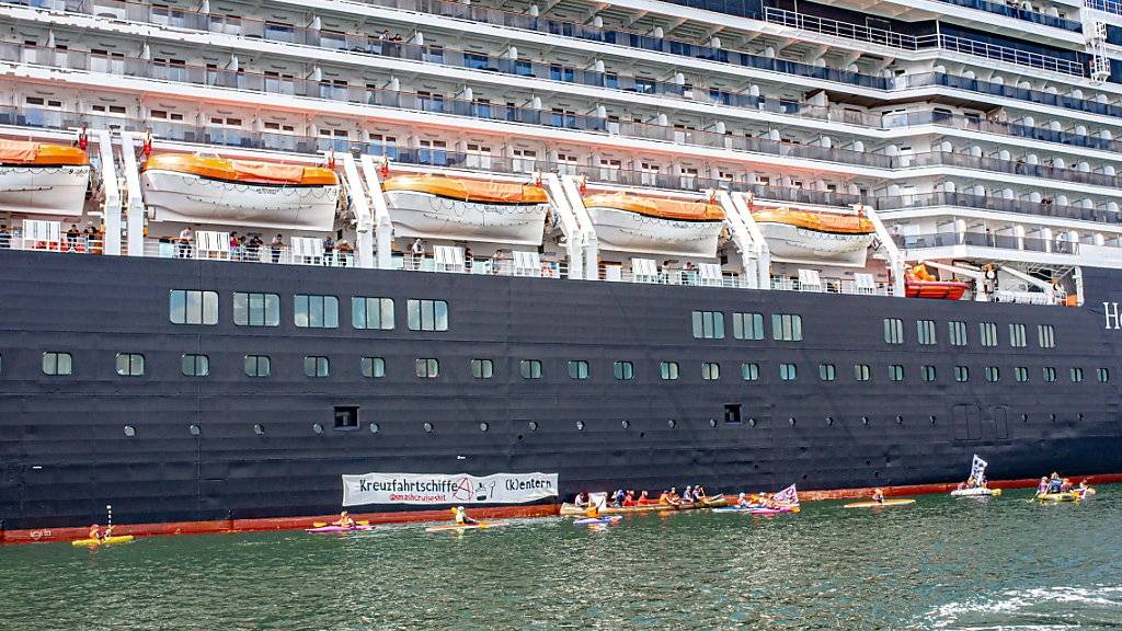 Von Klimaaktivisten belagert: das Kreuzfahrtschiff «Zuiderdam» im deutschen Hafen von Kiel.