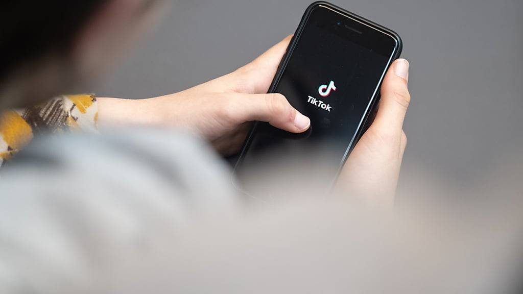 ARCHIV - Eine Jugendliche schaut auf ein Smartphone mit angezeigtem Tiktok-Logo. Foto: Hannes P Albert/dpa