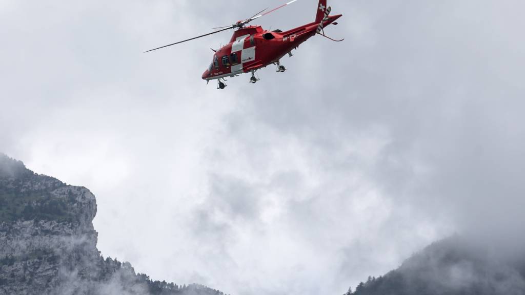 Nach einem Lawinenabgang oberhalb Engerberg OW stand am Donnerstagnachmittag ein Helikopter der Rega im Einsatz. (Archivaufnahme)