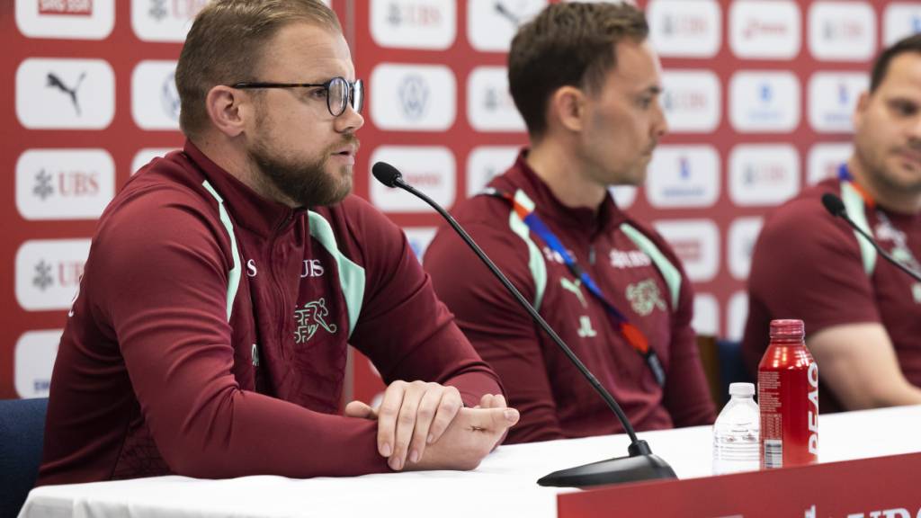 Adnan Alicajic (vorne) und im Hintergrund Julian Lauer und Kevin Ehmes sind die drei Matchanalysten des Schweizer Nationalteams