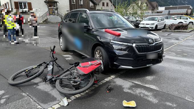 E-Bike-Fahrerin muss nach Unfall mit Auto ins Spital
