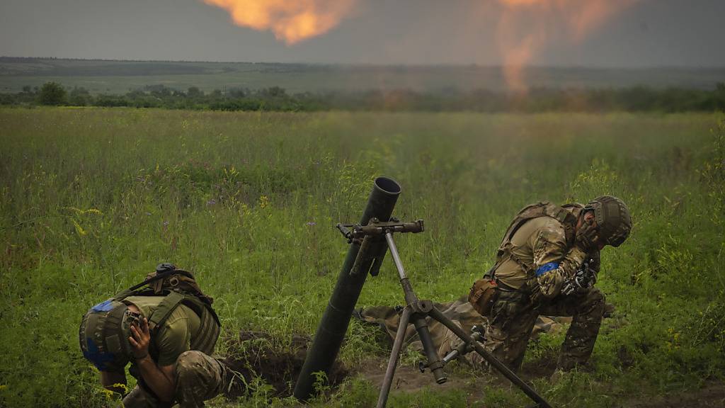 ARCHIV - Ukrainische Soldaten feuern auf russische Stellungen an der Frontlinie. Foto: Efrem Lukatsky/AP/dpa