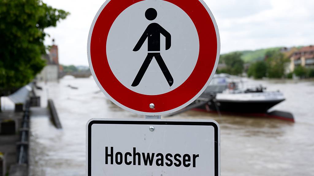 ARCHIV - Ein Schild mit der Aufschrift «Hochwasser» steht am Donauufer in der Altstadt. Foto: Sven Hoppe/dpa