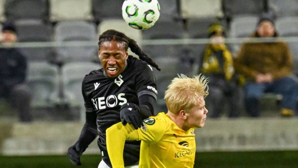 Harter Kampf ohne Sieger und Tore: Lausannes Brandon Soppy (li) im Kopfballduell mit Kuopios Otto Ruoppi