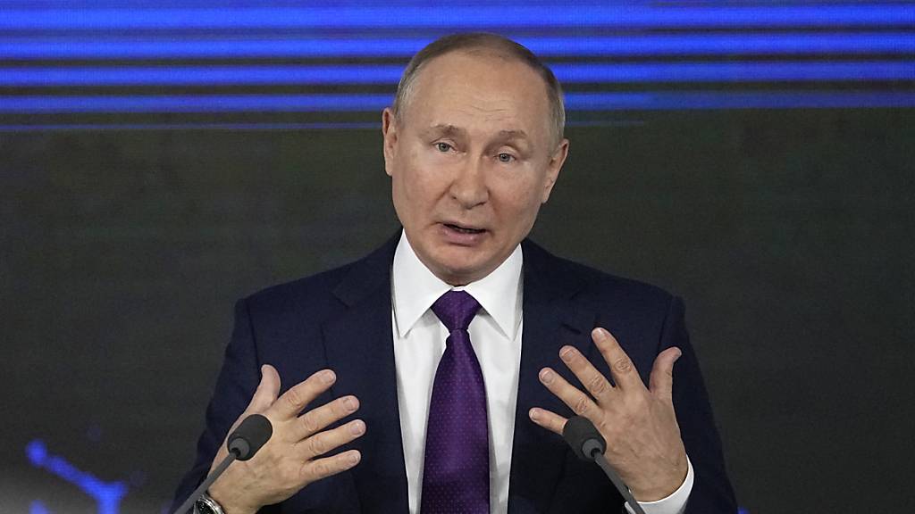 Wladimir Putin, Präsident von Russland, fordert bei seiner jährlichen Pressekonferenz Strafen für die Verantwortlichen von Folterungen in Gefängnissen.