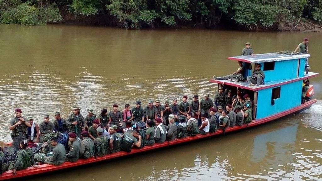 FARC-Mitglieder auf dem Weg in eine sogenannte Entwaffnungszone, in welcher sie unter UNO-Aufsicht ihre Waffen abgeben sollen. (Archiv)