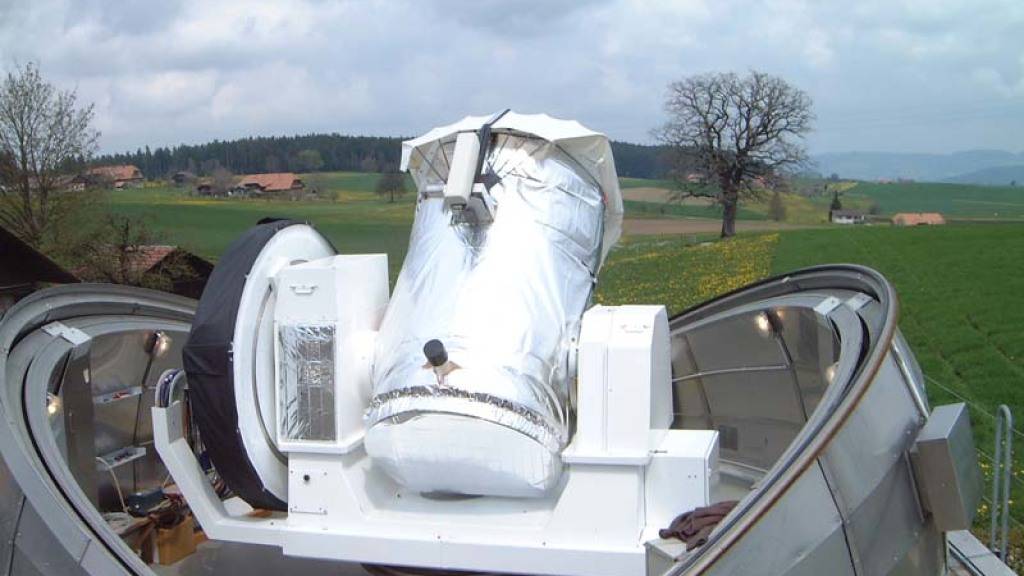 Teleskop ZIMLAT der Sternwarte Zimmerberg. Spezialität: Vollautomatischer Beobachtungsbetrieb für Satelliten-Distanzmessungen mit Laser. Kombiniert mit einer Hochpräzisions-Kamera erlaubt das Teleskop die Beobachtung von Weltraumschrott bei Tag.