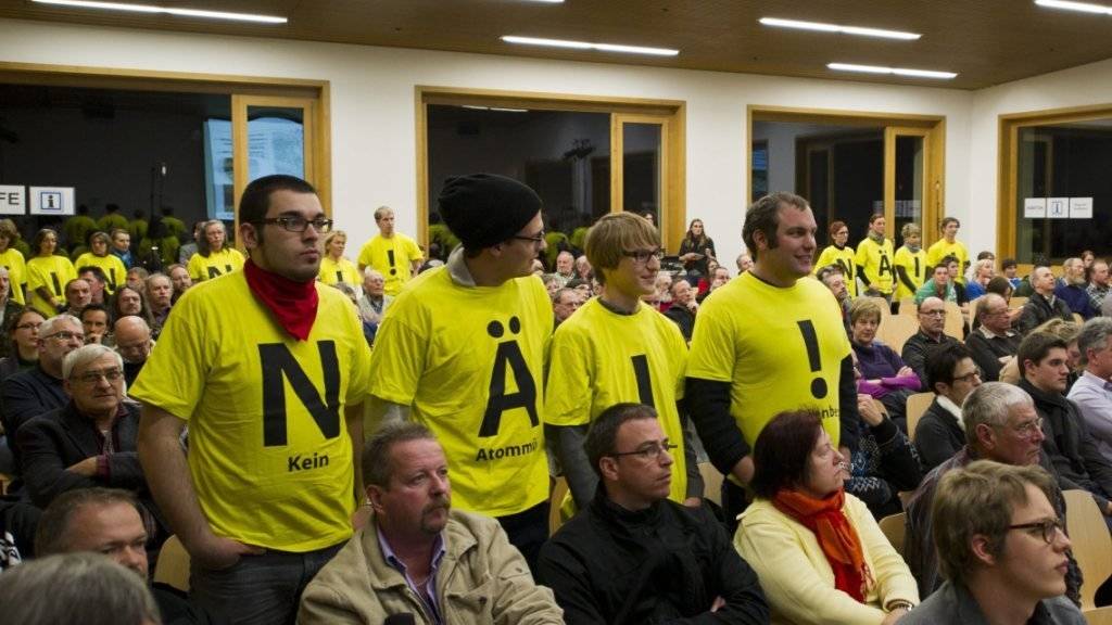 Protest an der Informationsveranstaltung des BFE zu Vorschlägen der Nagra zur Platzierung der Oberflächenanlagen von Tiefenlagern im Wellenberg in Wolfenschiessen NW im Februar  2012. (Archiv)