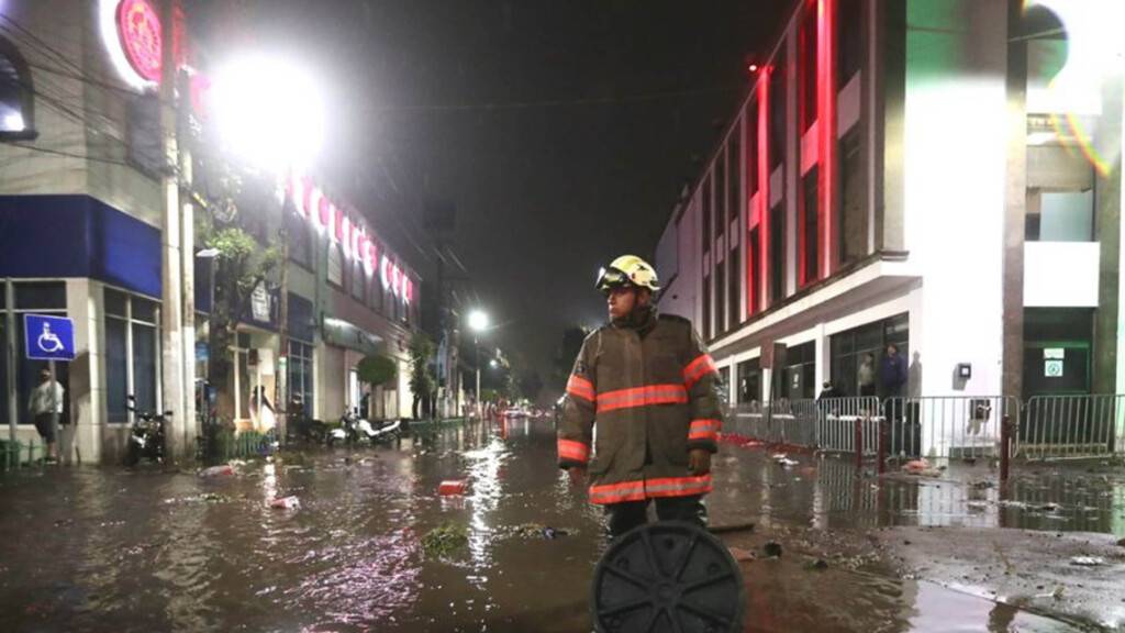 Ein Feuerwehrmann steht in einer überfluteten Straße in Ecatepec. Aufgrund starker Regenfälle am Montag kam es im Zentrum von Ecatepec im Bundesstaat Mexiko zu Überschwemmungen.